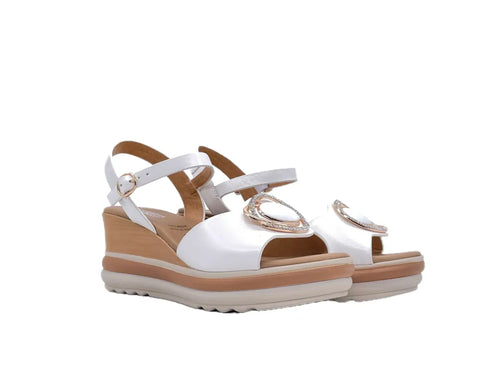 MODA ITALIA Sandali donna con fascia in pelle bianca e accessorio platino con st
