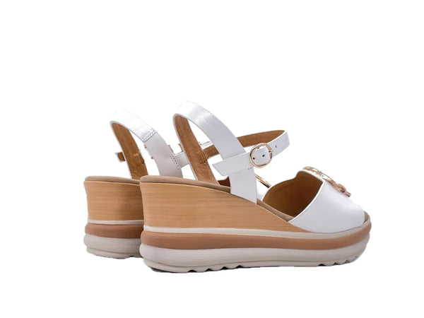 MODA ITALIA Sandali donna con fascia in pelle bianca e accessorio platino con strass