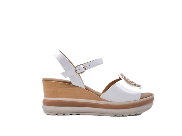 MODA ITALIA Sandali donna con fascia in pelle bianca e accessorio platino con strass