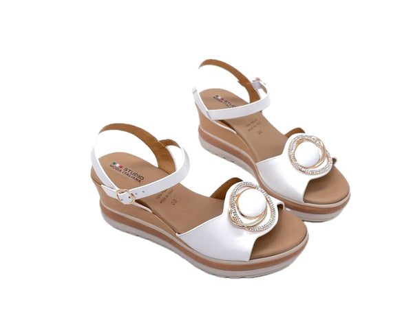 MODA ITALIA Sandali donna con fascia in pelle bianca e accessorio platino con strass