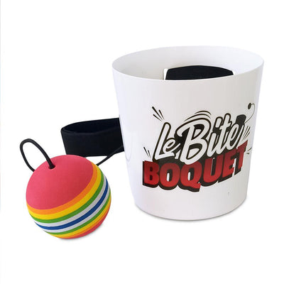 Gioco per adulti della pallina nel bicchiere con il movimento del bacino 18+