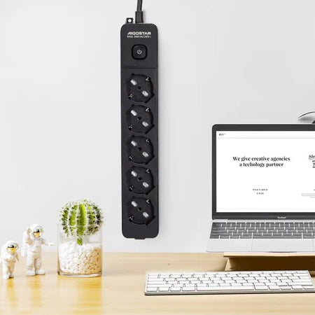 Multipresa nera da 5 posti universali con interruttore cavo da 1,5mt