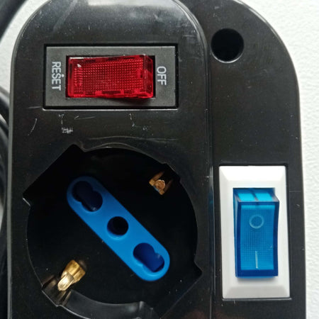 Multipresa nera da 4 posti universali con 5 interruttori cavo da 1,5mt