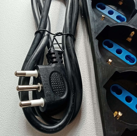 Multipresa nera da 4 posti universali con 5 interruttori cavo da 1,5mt