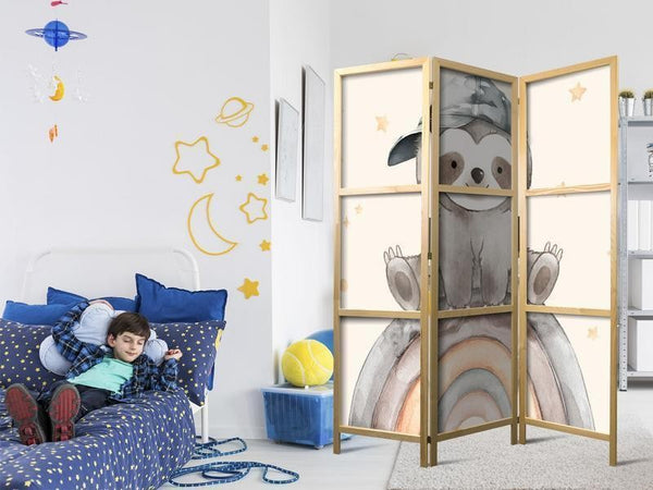 Paravento giapponese - Happy Sloth - Sloth in muted colors - wearing a cap - sitting on a rainbow among the stars