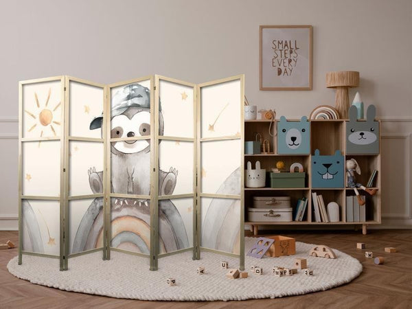 Paravento giapponese - Happy Sloth - Sloth in muted colors - wearing a cap - sitting on a rainbow among the stars