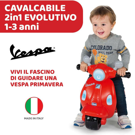 CHICCO Vespa - modello Bambini Primavera colore ROSSO, Moto Giocattolo Cavalcabile con Pannello Elettronico, Luci e Suoni, Ruote di Supporto Rimuovibili, Max 25 Kg - Giochi per Bambini 1-3 Anni
