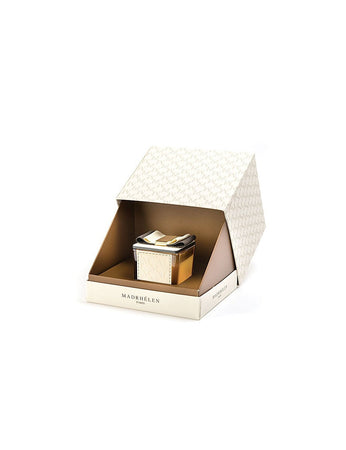 Candela profumata quadrata Madrhelen Essence in vetro 8x8 cm, decorata con fascia e tappo in pelle e fiocco bicolore, Made in Italy.