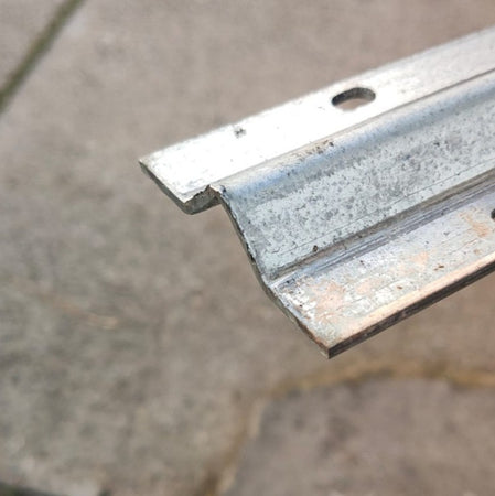 Rotaia in ferro zincato binario di lunghezza 3mt con forma a V per cancelli scorrevoli