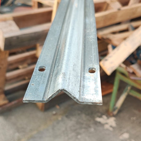 Rotaia in ferro zincato binario di lunghezza 3mt con forma a V per cancelli scorrevoli