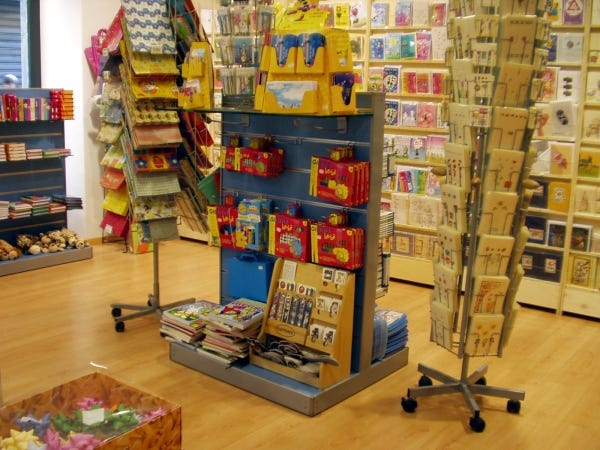 Espositore a parete in vari colori con pannelli dogati cm. 91x45x134h