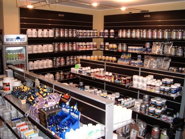 Espositore a parete in vari colori con pannelli dogati cm. 91x45x134h