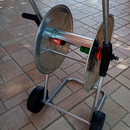 Carrello avvolgitubo da giardino su ruote