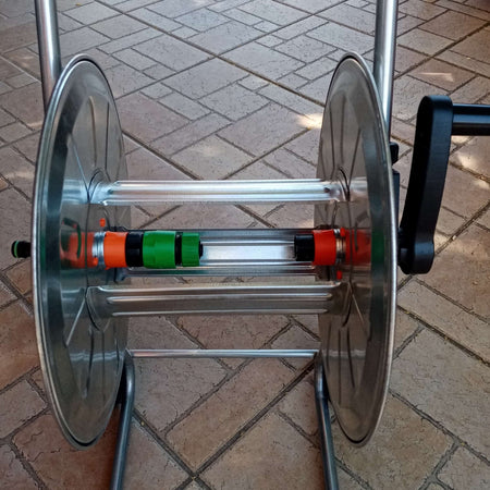 Carrello avvolgitubo da giardino su ruote