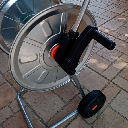 Carrello avvolgitubo da giardino su ruote