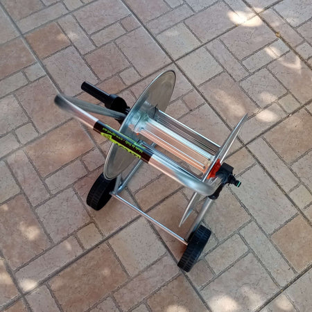 Carrello avvolgitubo da giardino su ruote