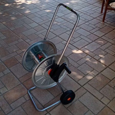 Carrello avvolgitubo da giardino su ruote