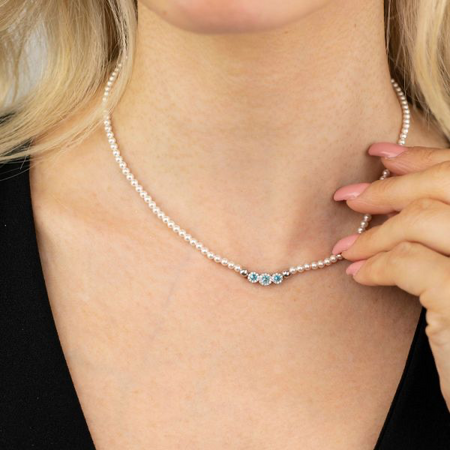 BOCCADAMO - Collana di perle con centrale a tre cestelli di zirconi acquamarina