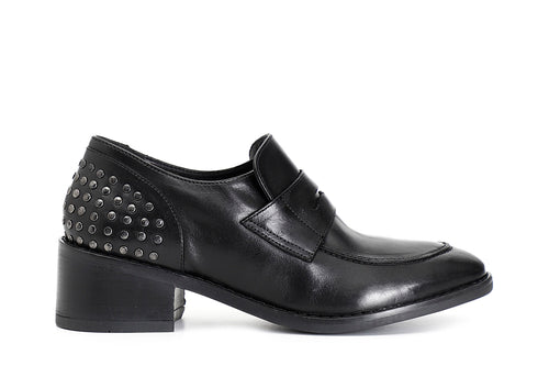 MOCASSINO IN PELLE CON BORCHIE