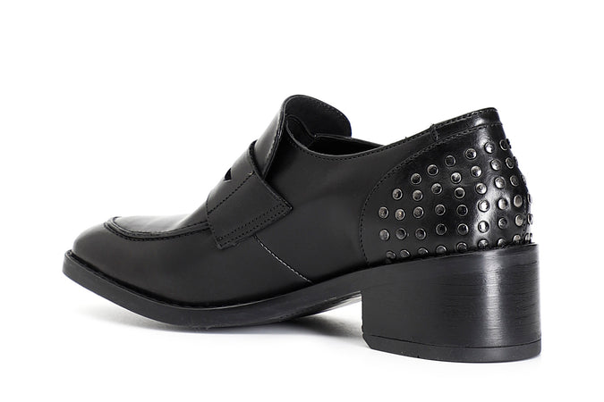 MOCASSINO IN PELLE CON BORCHIE