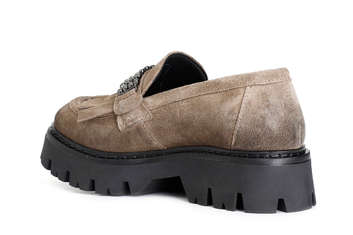 MOCASSINO CON FRANGIA E ACCESSORIO IN PELLE SCAMOSCIATA