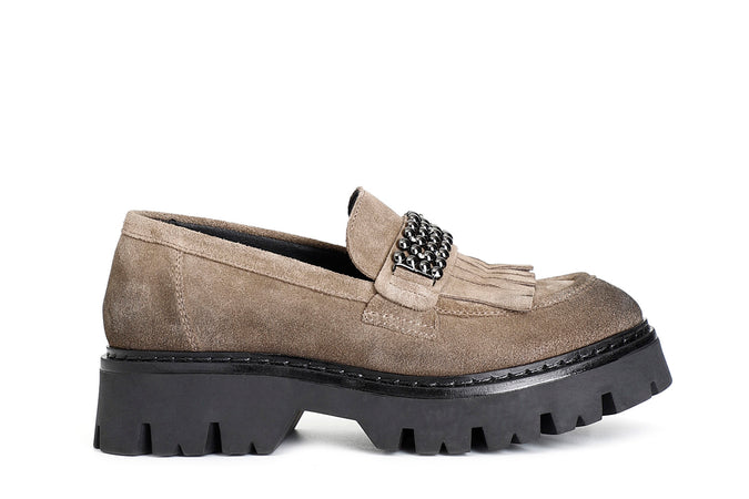 MOCASSINO CON FRANGIA E ACCESSORIO IN PELLE SCAMOSCIATA