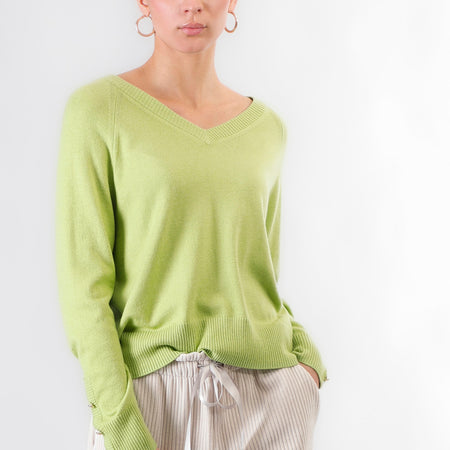 MAGLIA CON SCOLLATURA A V