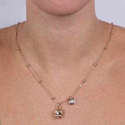 BYSIMON - Collana in Metallo con campanella portafortuna pendente impreziosita da cristalli bianchi e scirtta Capri a rilievo