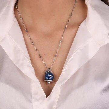 BYSIMON - Collana in Metallo con campanella grande blu e scritta Capri impreziosito da cristalli bianchi