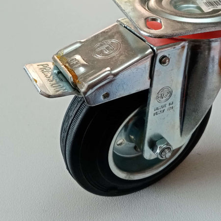 Ruota in gomma da 80mm standard con piastra girevole e freno