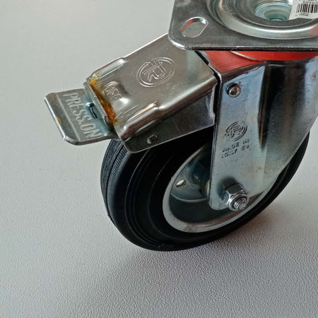 Ruota in gomma da 150mm standard con piastra girevole e freno