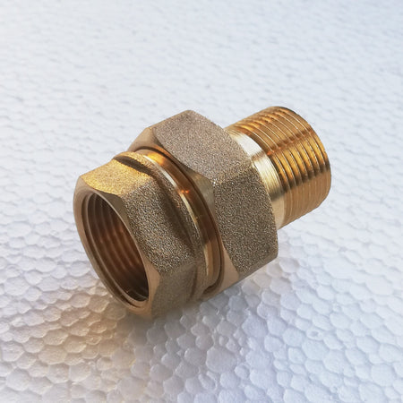 Bocchettone conico MF da 1/2" in ottone per acqua con guarnizione