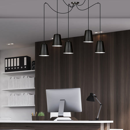 Lampadario 5 Luci Link In Acciaio Nero Cavo Lungo E Paralumi Cono Nero E Bianco