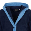 Accappatoio Voyage L/XL Carrara in microspugna di cotone 280 gr/mq, profili a contrasto, con cappuccio e tasche, in custodia trasparente richiudibile.