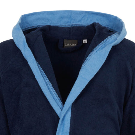 Accappatoio Voyage L/XL Carrara in microspugna di cotone 280 gr/mq, profili a contrasto, con cappuccio e tasche, in custodia trasparente richiudibile.