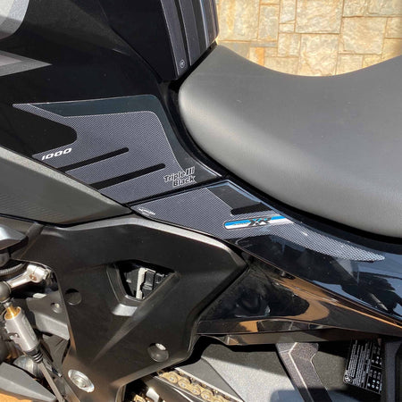 Adesivi laterali serbatoio moto compatibili con BMW S1000XR Triple Black 2020-23
