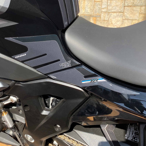 Adesivi laterali serbatoio moto compatibili con BMW S1000XR Triple Black 2020-23