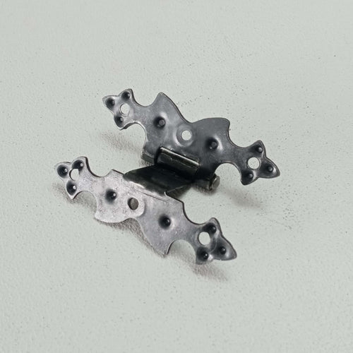 Cerniera da 67x38mm ali zancate stile ferro battuto verniciata fumè