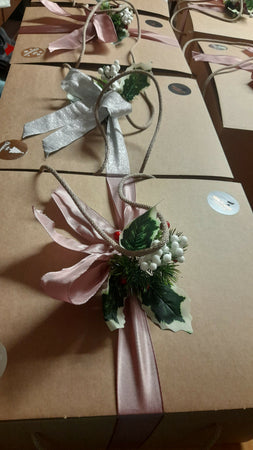 Elegante Cesta Natalizia Contenente 1 Panettone Artigianale 750gr Pistacchio, 1 Bottiglia Prosecco Valdobbiadene, Confezione Dragees. da 150gr.