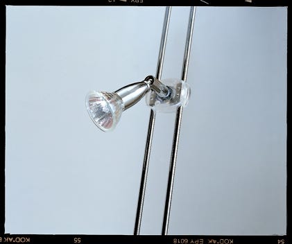 Illuminazione LED verticale con faretti per ENTRAMBI i lati per 4 piani