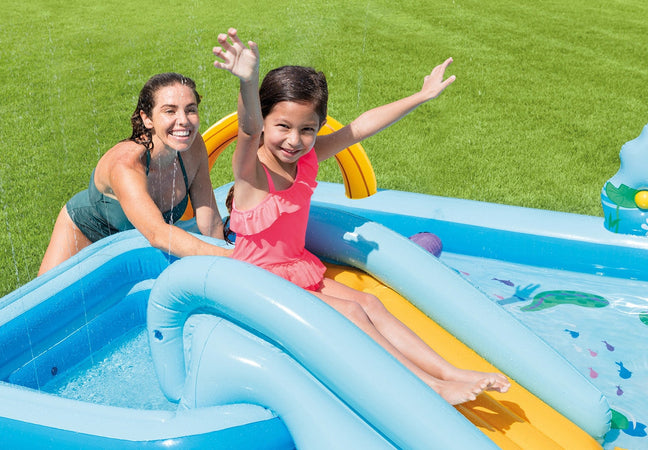 Centro Gioco Gonfiabile Jungle Adventure Intex, Piscina per Bambini con Scivolo, Palme, Fenicottero e Scimmia, Vinile Multicolore, Portata 80kg, 2+ Anni