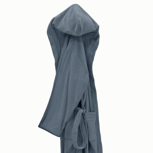 Accappatoio Trendy Mirabello Carrara in spugna 100% cotone, con cappuccio, tasche e cintura, tessuto morbido e raffinato, Made in Italy.