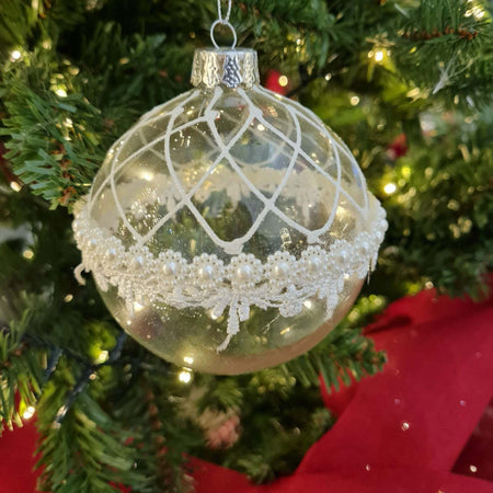 5 palline natalizie in vetro trasparente con merletto e perle da Ø 10 cm, Pendaglio decorato Casa e cucina/Decorazioni per interni/Addobbi e decorazioni per ricorrenze/Decorazioni natalizie/Addobbi e decorazioni/Palle e palline MagiediNatale.it - Altamura, Commerciovirtuoso.it