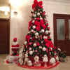 Fiocco rosso in velluto imbottito decorazione natalizia per albero e ghirlanda dietro porta