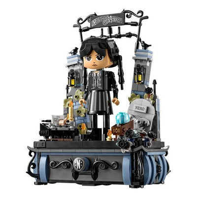 Personaggio di mercoledì lego 76780 wednesday addams