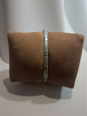 Bellissimo set composto da: ? Anello in acciaio argentato con disegno inciso, misura 18 mm, dallo stile minimal ma deciso, perfetto per completare ogni outfit Y2K. ? Bracciale argentato con design particolare e finitura metallica lucida, arricchito da d