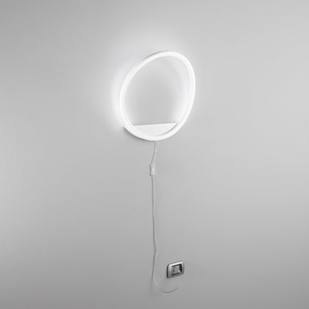 L’applique presenta una struttura in metallo e un diffusore in silicone Bianco 15X35 cm