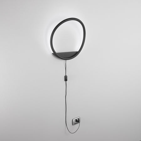 L’applique presenta una struttura in metallo e un diffusore in silicone Nero 15X35 cm