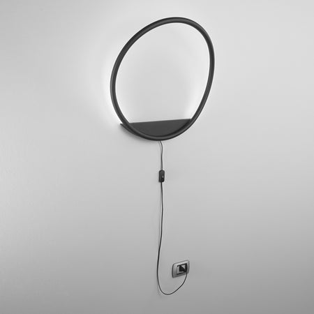 L’applique presenta una struttura in metallo e un diffusore in silicone Nero 15X60 cm