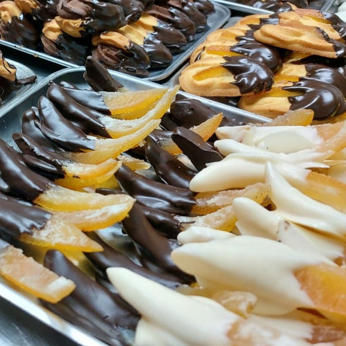 Scorze d'arancia caramellate al Cioccolato fondente e bianco